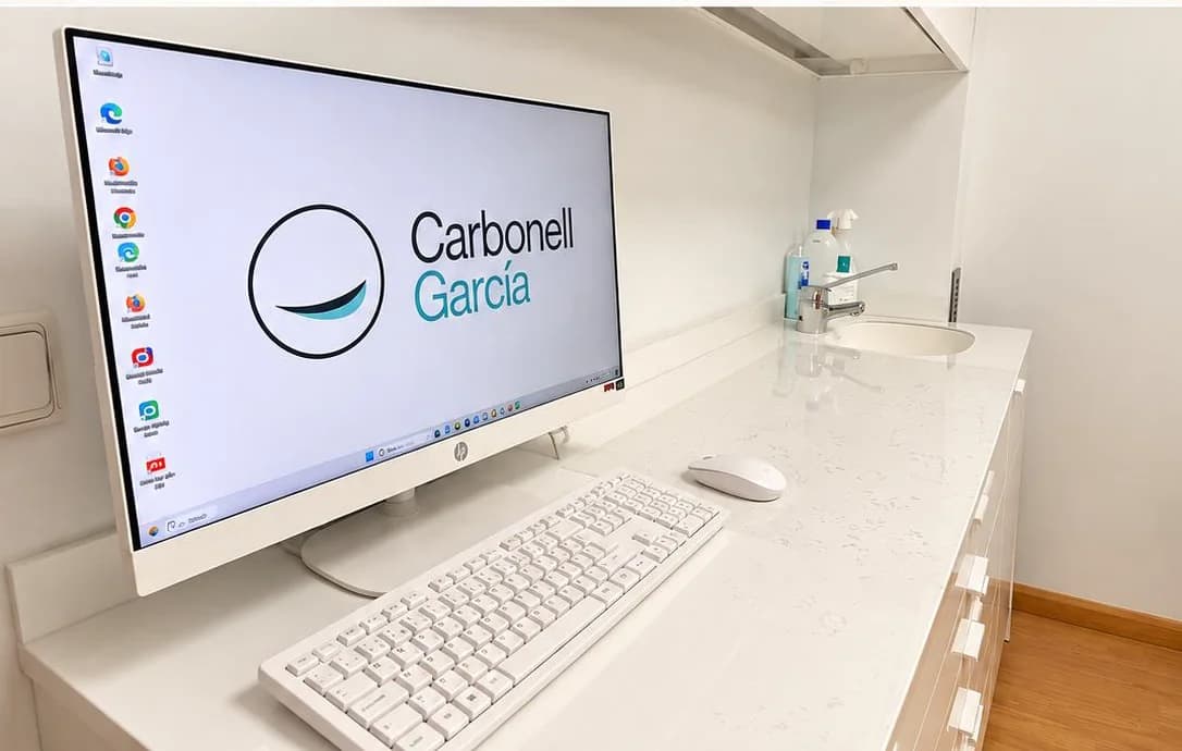Detalle del equipo informático y soporte digital en gabinete clínico