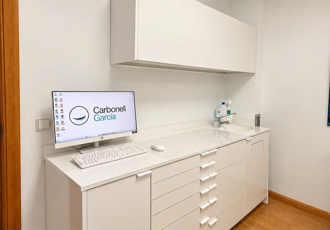 Área de consulta y mobiliario clínico de Clínica Dental Carbonell García