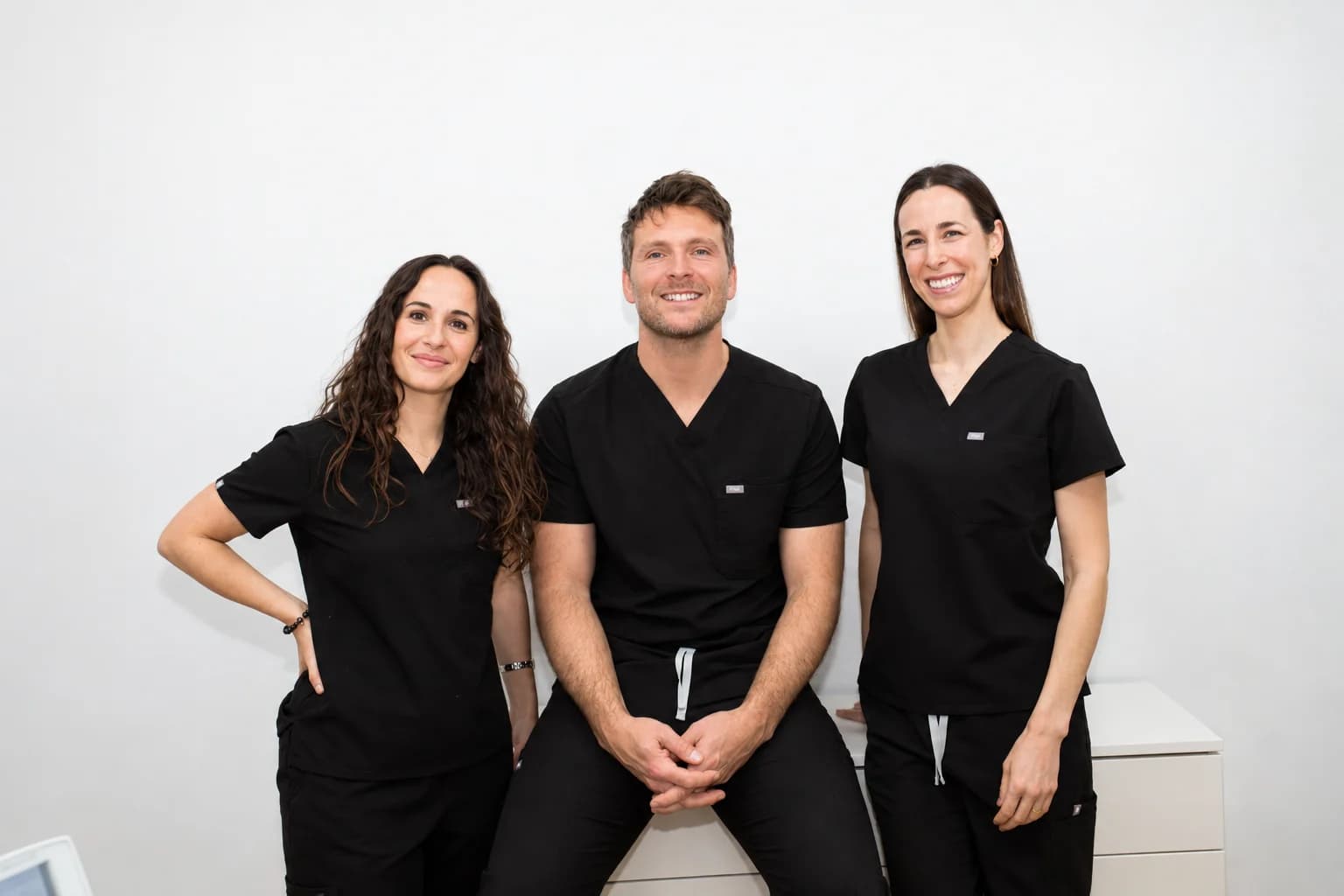 Dr. Antonio Carbonell, Dra. Georgina García y Dra. Mara Oschka, equipo odontológico de la Clínica Dental Carbonell García